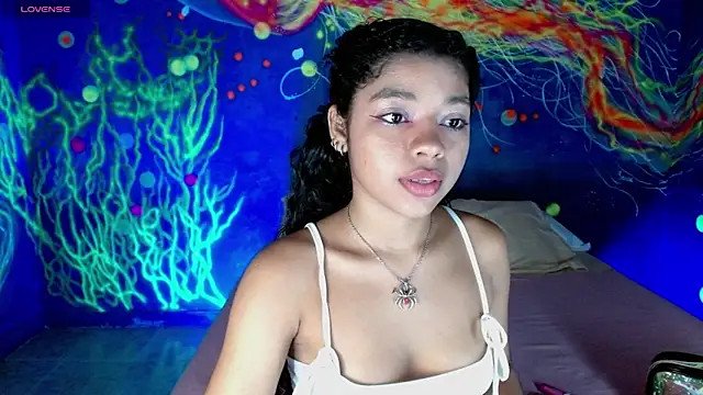 Snapshot of lucie_petite chatting on October 3, 6:20 pm lucie petite online show from October 3, 6:20 pm