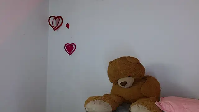 Snapshot of lucie_petite chatting on March 16, 6:23 pm lucie petite online show from March 16, 6:23 pm