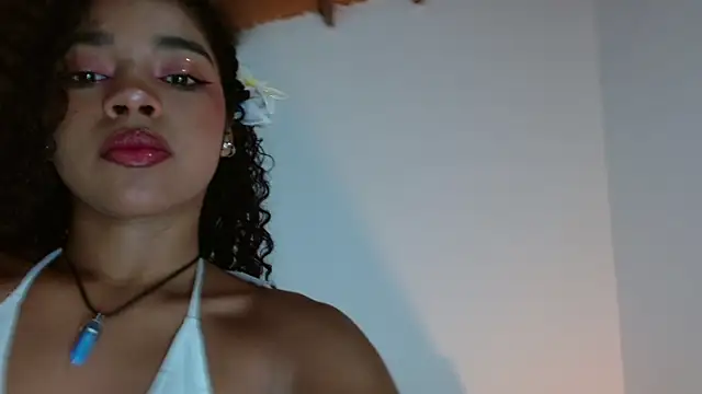 Snapshot of lucie_petite chatting on February 13, 6:26 pm lucie petite online show from February 13, 6:26 pm