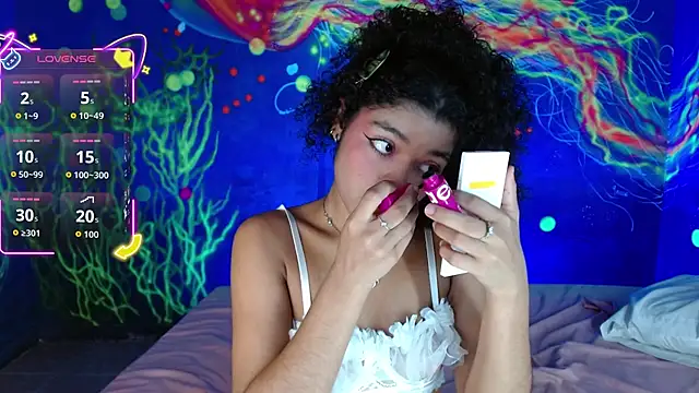 Snapshot of lucie_petite chatting on October 11, 6:42 pm lucie petite online show from October 11, 6:42 pm
