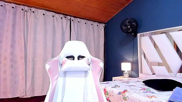 Snapshot of Alondra_Cutie chatting on March 2, 7:43 am Alondra Cutie online show from March 2, 7:43 am