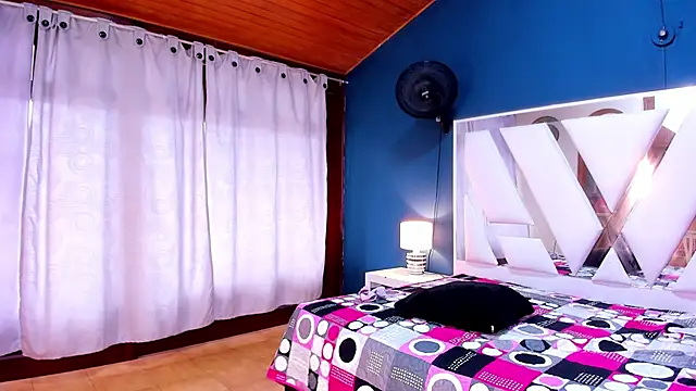 Snapshot of Alondra_Cutie chatting on March 19, 9:27 pm Alondra Cutie online show from March 19, 9:27 pm