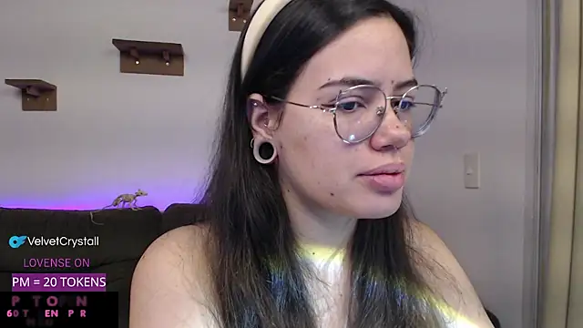 Snapshot of crystalll_room chatting on October 1, 5:56 am crystalll room online show from October 1, 5:56 am