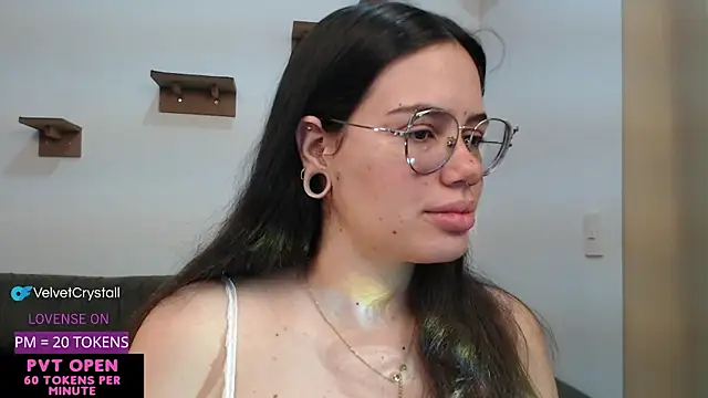 Snapshot of crystalll_room chatting on September 19, 4:27 am crystalll room online show from September 19, 4:27 am