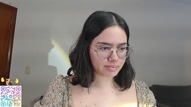 Snapshot of crystalll_room chatting on July 6, 1:56 am crystalll room online show from July 6, 1:56 am