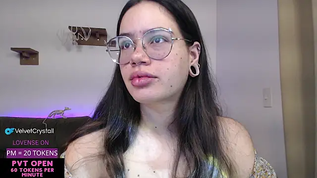 Snapshot of crystalll_room chatting on October 5, 5:53 am crystalll room online show from October 5, 5:53 am