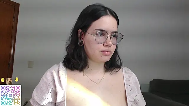 Snapshot of crystalll_room chatting on June 23, 2:53 am crystalll room online show from June 23, 2:53 am