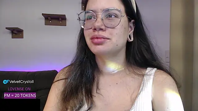 Snapshot of crystalll_room chatting on November 13, 2:04 am crystalll room online show from November 13, 2:04 am