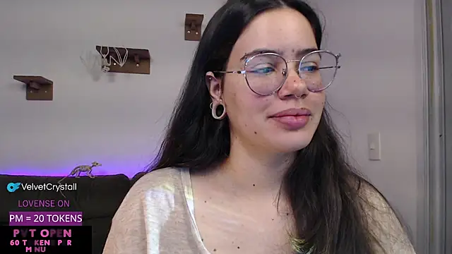 Snapshot of crystalll_room chatting on October 9, 4:13 am crystalll room online show from October 9, 4:13 am