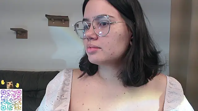 Snapshot of crystalll_room chatting on June 8, 2:01 am crystalll room online show from June 8, 2:01 am