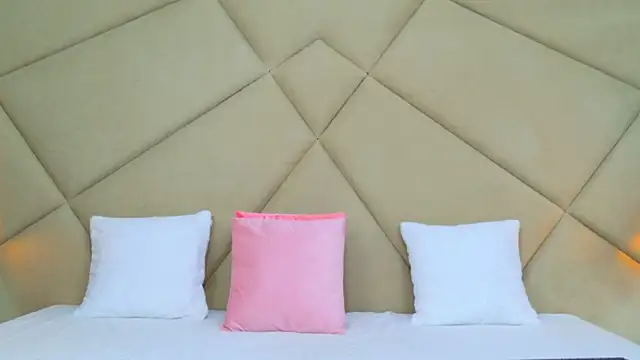 ChloeFrost online show from April 28, 5:12 am