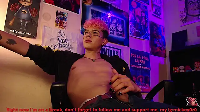 Snapshot of Mickey_Magic chatting on November 16, 3:55 am Mickey Magic online show from November 16, 3:55 am