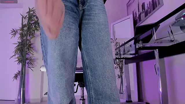 hannah howeell   online show from February 23, 9:54 am