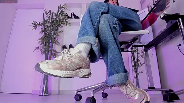 hannah howeell   online show from March 25, 9:41 am