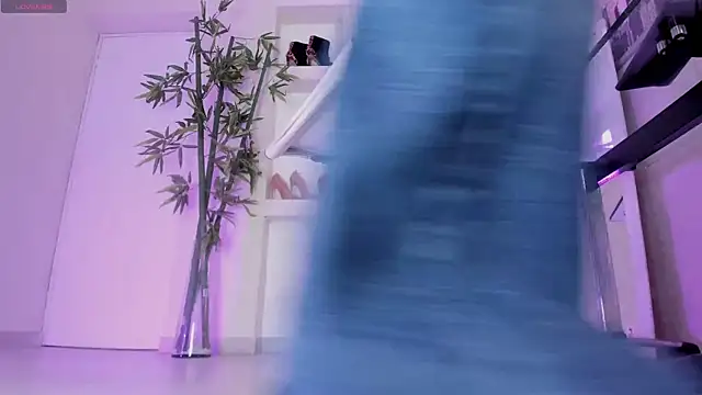 hannah howeell   online show from October 23, 9:52 am