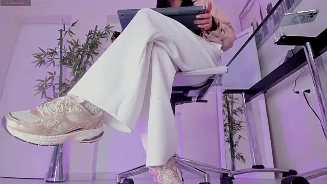 hannah howeell   online show from November 4, 9:46 am