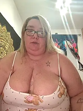 diosacurvy1984 online show from May 2, 10:15 pm