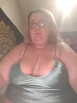 diosacurvy1984 online show from February 1, 10:19 pm