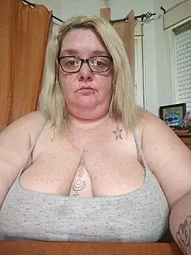 diosacurvy1984 online show from April 24, 7:10 am