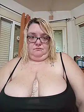 diosacurvy1984 online show from May 22, 6:55 am