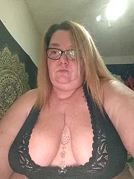 diosacurvy1984 online show from February 6, 11:45 pm