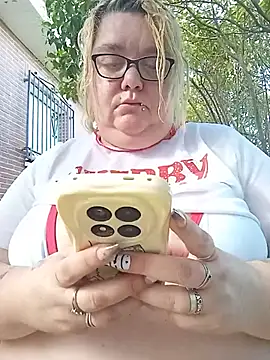 diosacurvy1984 online show from May 24, 4:51 pm