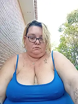 Snapshot of diosacurvy1984 chatting on July 9, 5:45 pm diosacurvy1984 online show from July 9, 5:45 pm