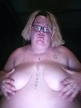 Snapshot of diosacurvy1984 chatting on June 29, 10:20 pm diosacurvy1984 online show from June 29, 10:20 pm