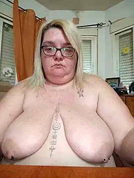 diosacurvy1984 online show from April 30, 7:37 am