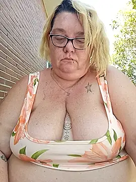 Snapshot of diosacurvy1984 chatting on July 10, 4:18 pm diosacurvy1984 online show from July 10, 4:18 pm