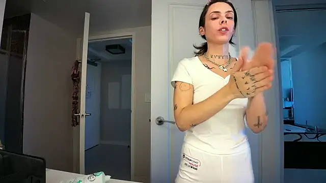 bunnierotten online show from June 11, 6:05 pm