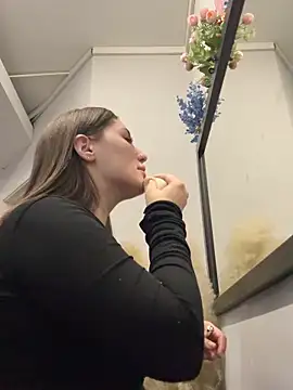 Snapshot of KiraBarlows chatting on October 5, 7:21 am KiraBarlows online show from October 5, 7:21 am