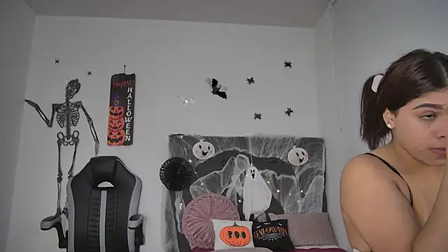 Snapshot of AmandaBrooks_18 chatting on October 16, 1:36 am AmandaBrooks 18 online show from October 16, 1:36 am