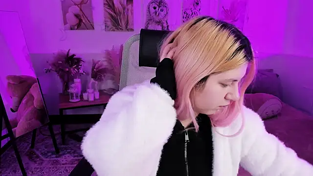 DiaAngell online show from February 18, 7:21 pm