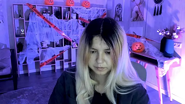 DiaAngell online show from October 31, 8:05 pm