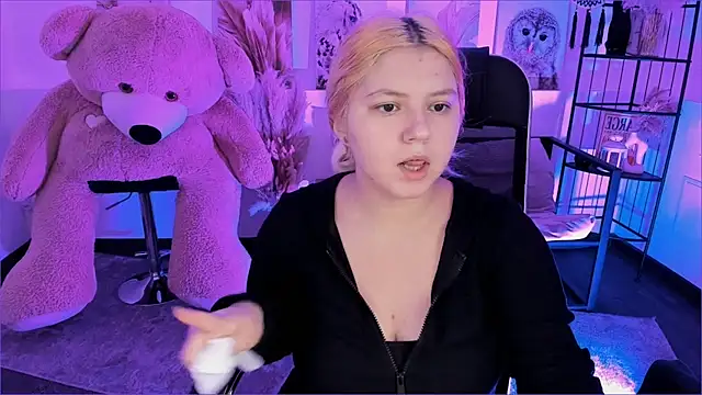 DiaAngell online show from December 3, 10:20 pm