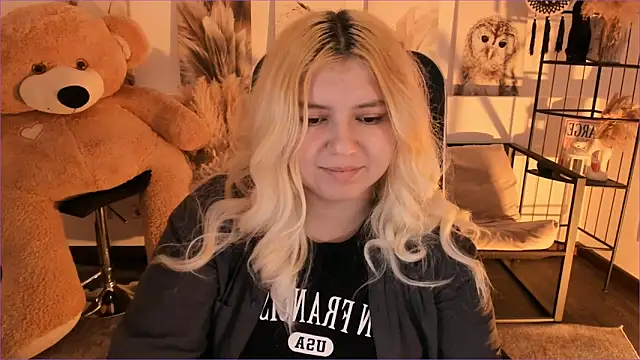 DiaAngell online show from December 18, 7:29 pm