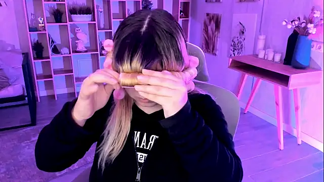 DiaAngell online show from November 8, 7:50 pm