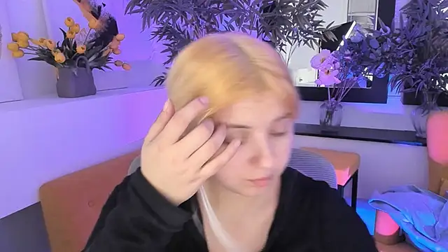 DiaAngell online show from November 14, 8:01 pm