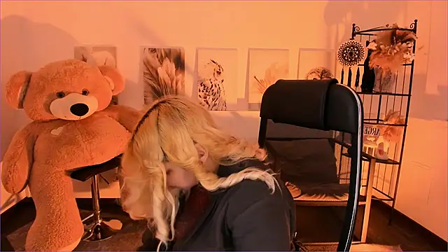 DiaAngell online show from December 17, 7:30 pm