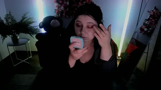 Snapshot of DiaAngell chatting on June 5, 10:37 pm DiaAngell online show from June 5, 10:37 pm