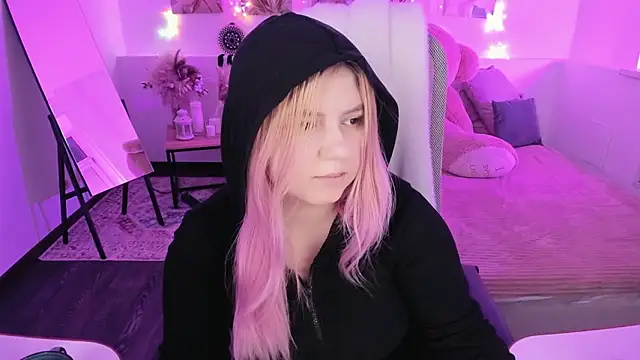 DiaAngell online show from March 8, 9:07 pm