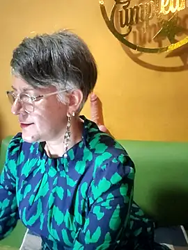 ilonna2025 online show from April 14, 10:37 pm