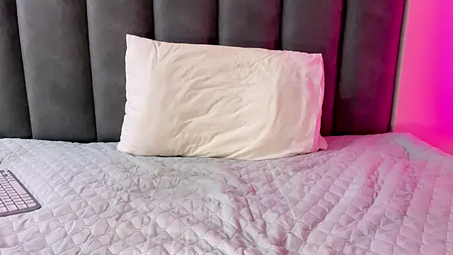 max shy online show from November 3, 5:49 pm