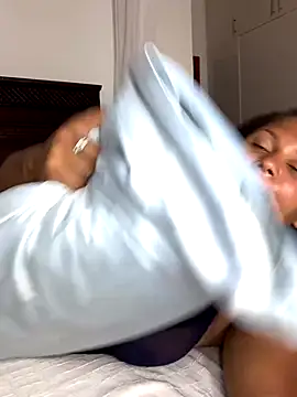 Snapshot of madell chatting on December 18, 2:27 am madell online show from December 18, 2:27 am