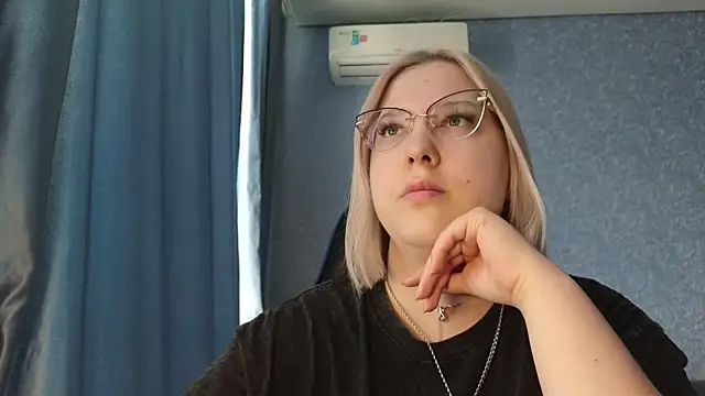 HotBrandyX online show from March 27, 7:39 am