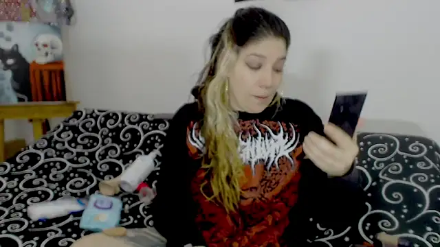 Snapshot of sharonnleon chatting on October 16, 9:01 pm sharonnleon online show from October 16, 9:01 pm