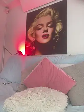 Snapshot of viktoria_davis_ chatting on June 7, 11:32 pm viktoria davis online show from June 7, 11:32 pm