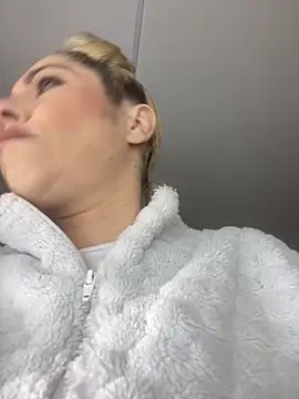 Snapshot of viktoria_davis_ chatting on February 14, 9:37 pm viktoria davis online show from February 14, 9:37 pm