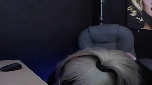 Snapshot of viktoria_davis_ chatting on February 24, 10:54 pm viktoria davis online show from February 24, 10:54 pm